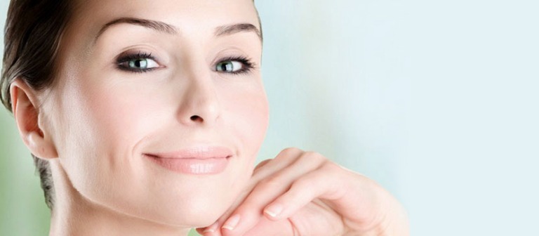 Женщина улыбается