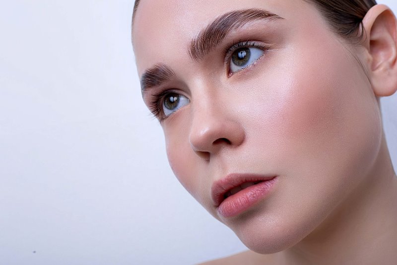 Девушка с густыми бровями