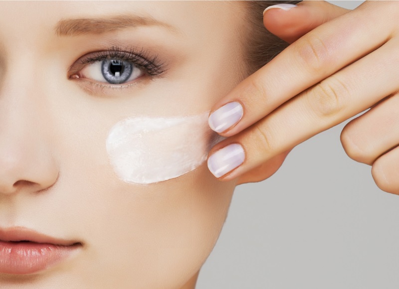 Наносится цинковая мазь на лицо