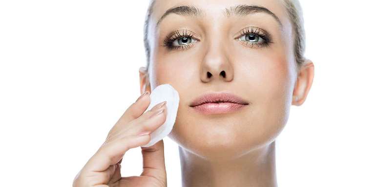 Ватный диск на лице