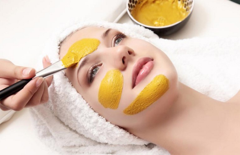желтую массу наносят на лицо