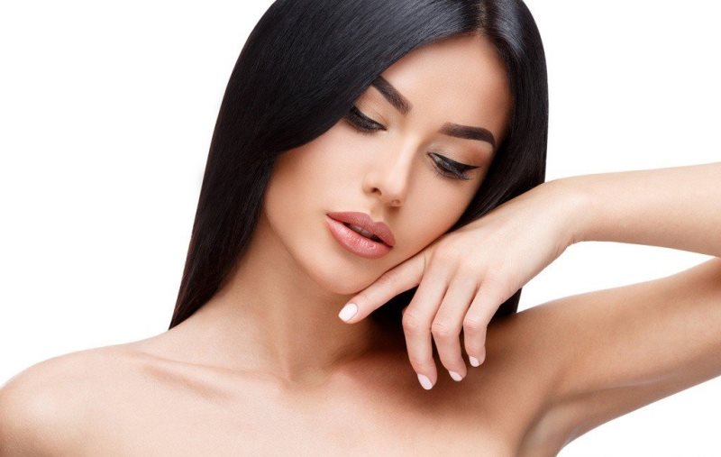 Девушка касается лица