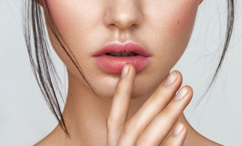 Девушка с пухлыми губами