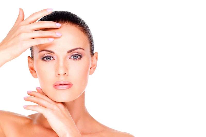 Девушка гладит лицо