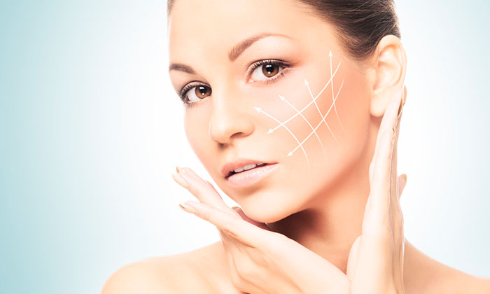 девушка держит себя за шею