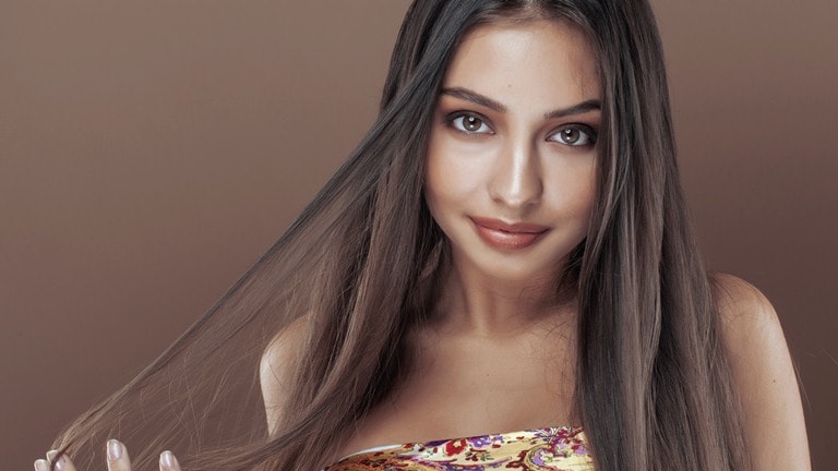 В руках локон волос