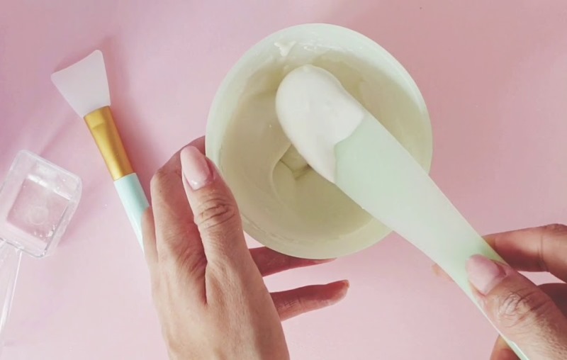 Готовится альгинатная маска в домашних условиях