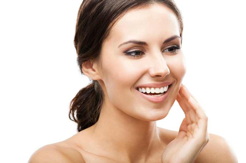 Девушка касается своего лица