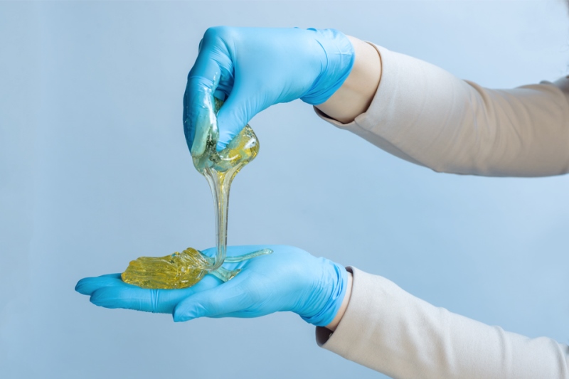 Сахарная паста в руках