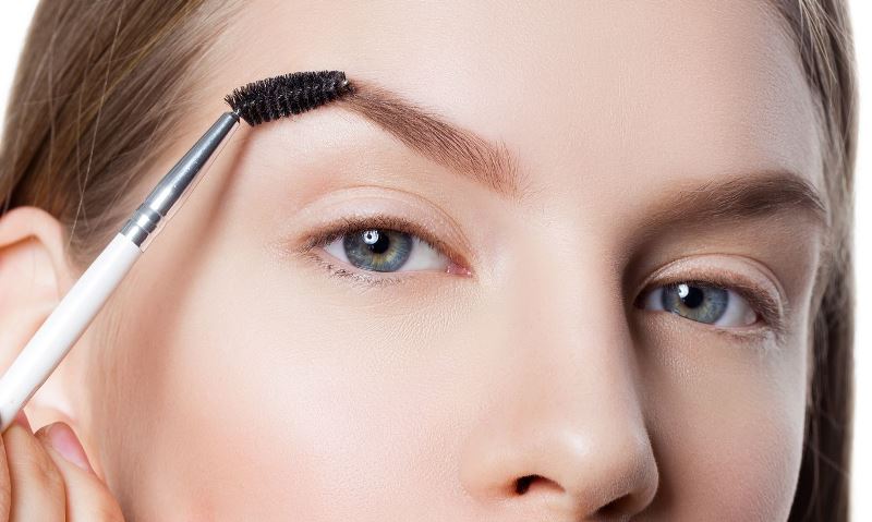 Расчесывание бровей