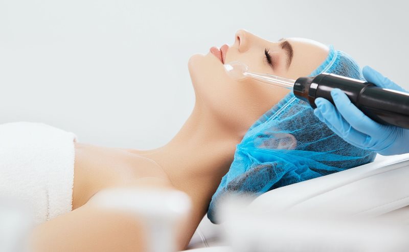 Проводится дарсонвализация лица