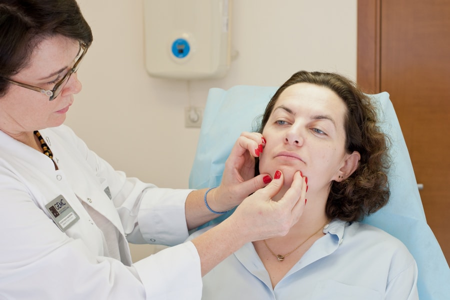 доктор осматривает пациета