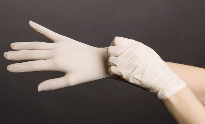 Доктор надевает перчатки