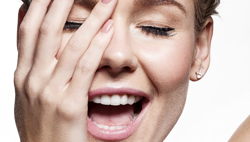 Девушка закрывает лицо