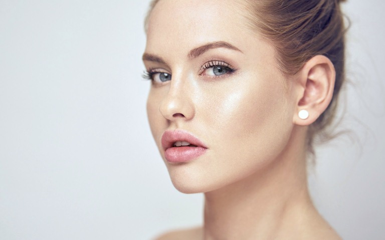 Задумчивая девушка