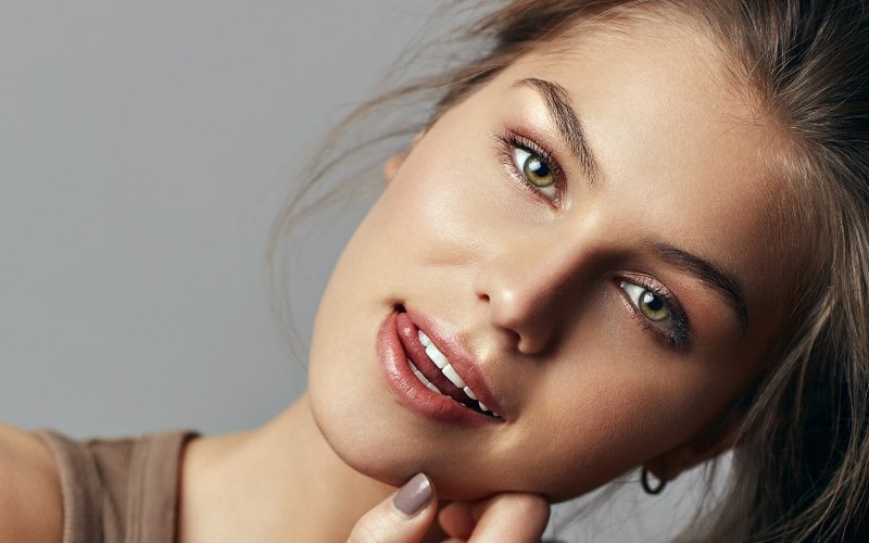 Девушка показывает язык