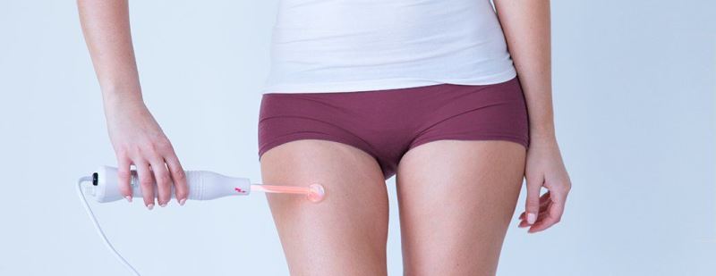 Девушка использует Дарсонваль от целлюлита