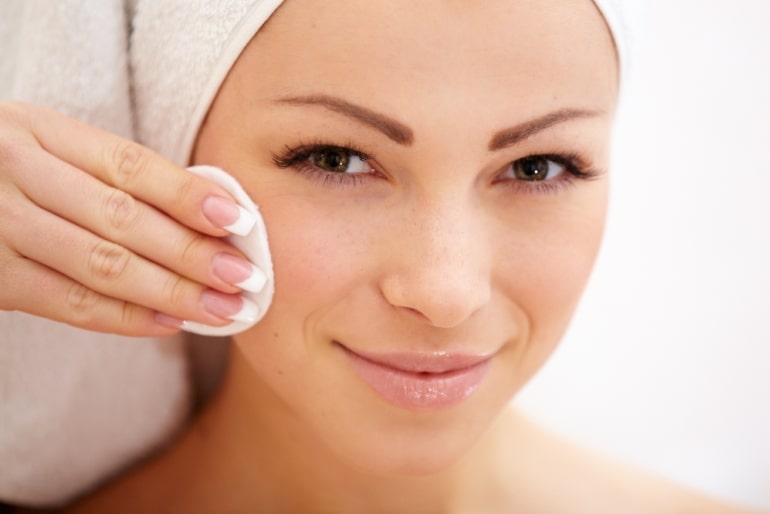 протирать кожу лица ватным диском