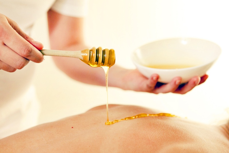 Мед выливают на тело