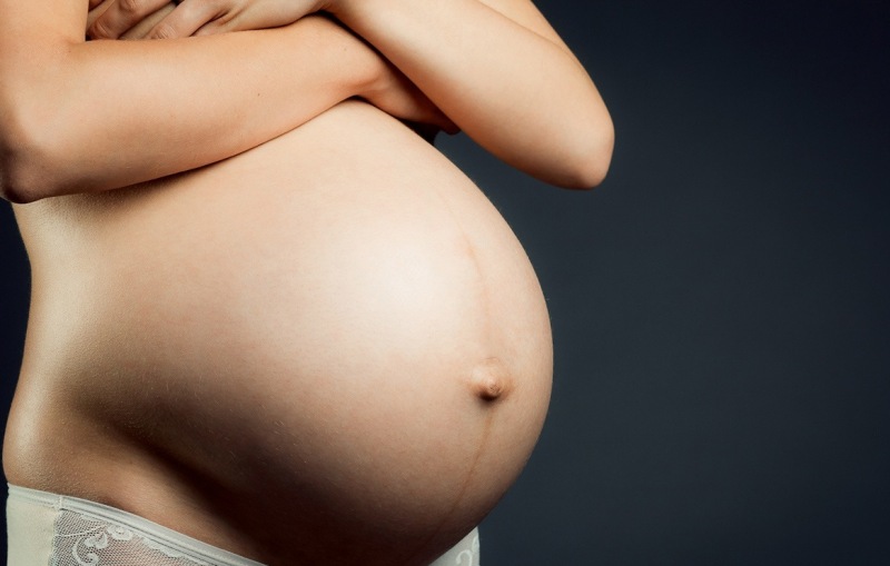 Полоска у беременной женщины в области живота