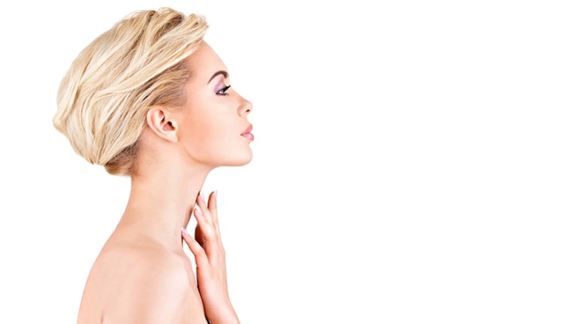 Девушка касается шеи