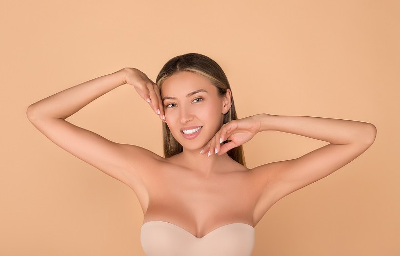 Девушка касается лица