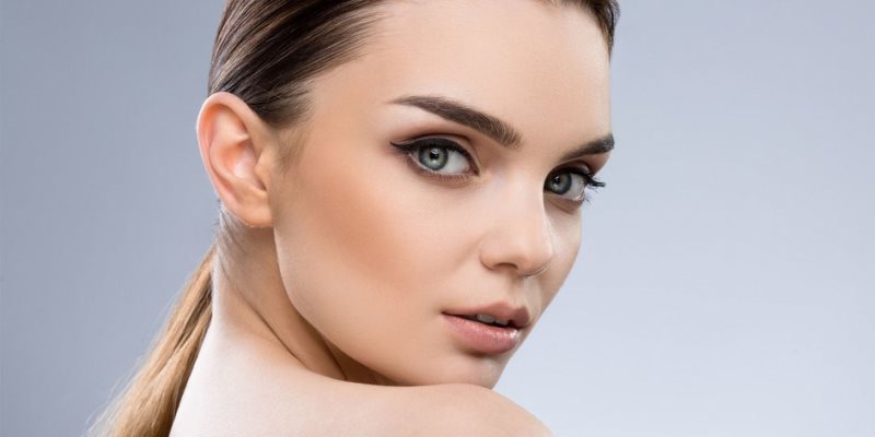 Симпатичная девушка с зелеными глазами