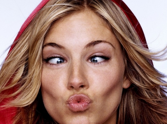 девушка на переносицу свела глаза