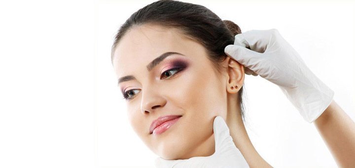 девушке рассматривают ухо