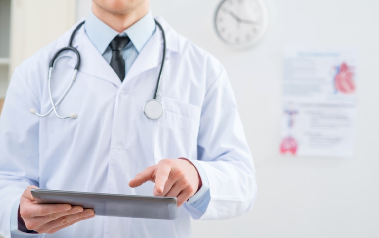 Доктор с прайсом с ценами