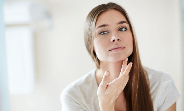 Касание руки к лицу