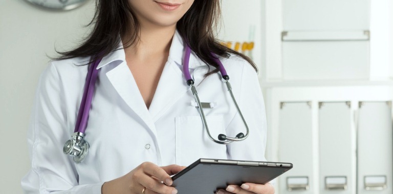 Доктор с планшетом