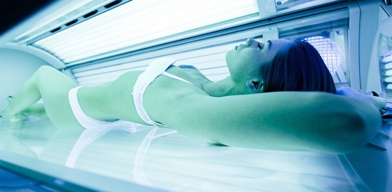 Девушка загорает в солярии