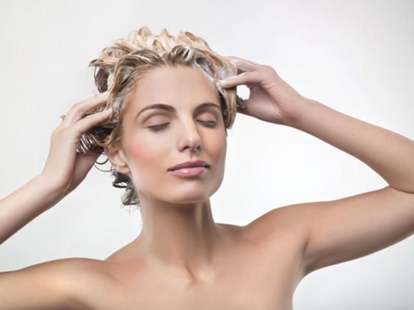 Нанесение маски на волосы