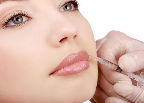 девушка смотрит вверх