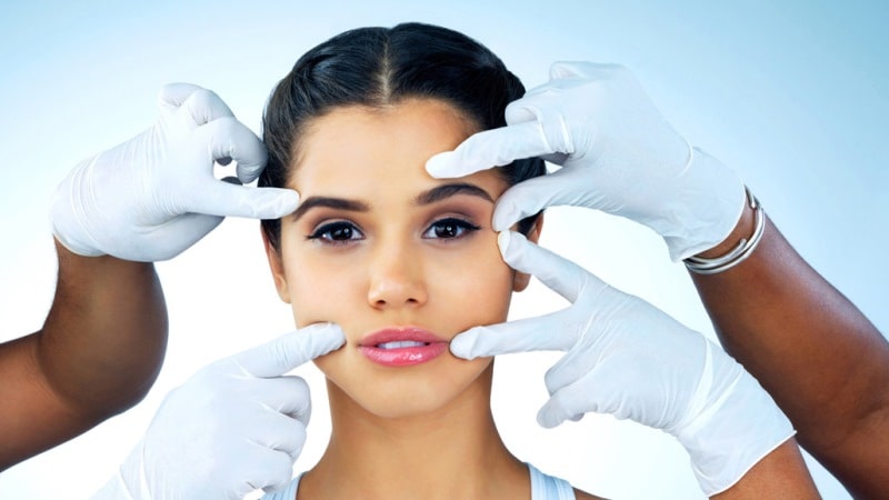 Руки доктора возле лица