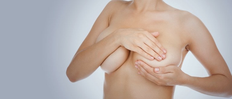 Девушка прикрывает грудь