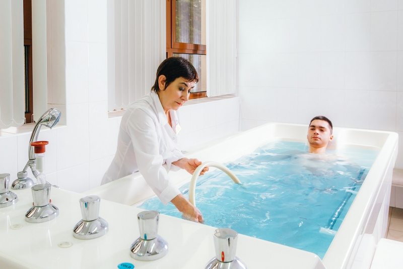 Проводится бальнеотерапия