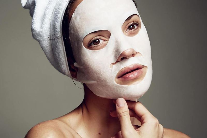 Маска на лице у женщины
