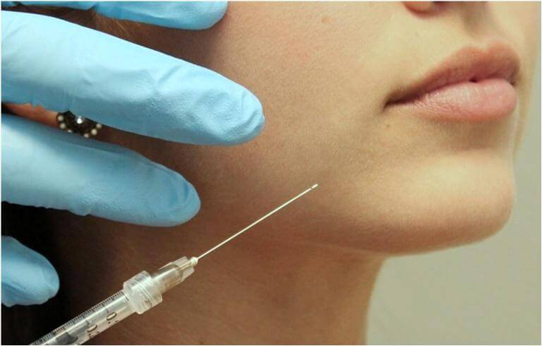 Укол возле лица