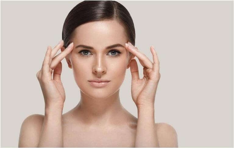 Руки у висков