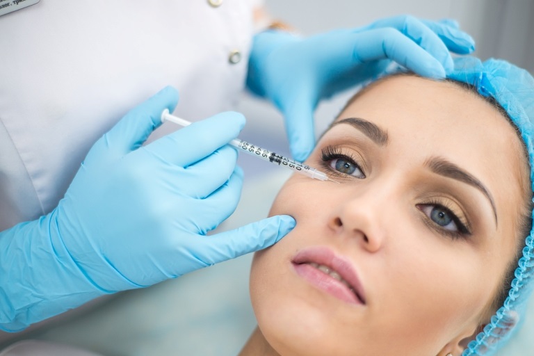 Вводится в кожу лица препарат путем биоревитализации