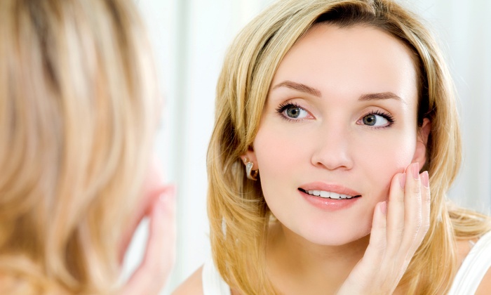 Девушка оценивает результат чек-лифтинга