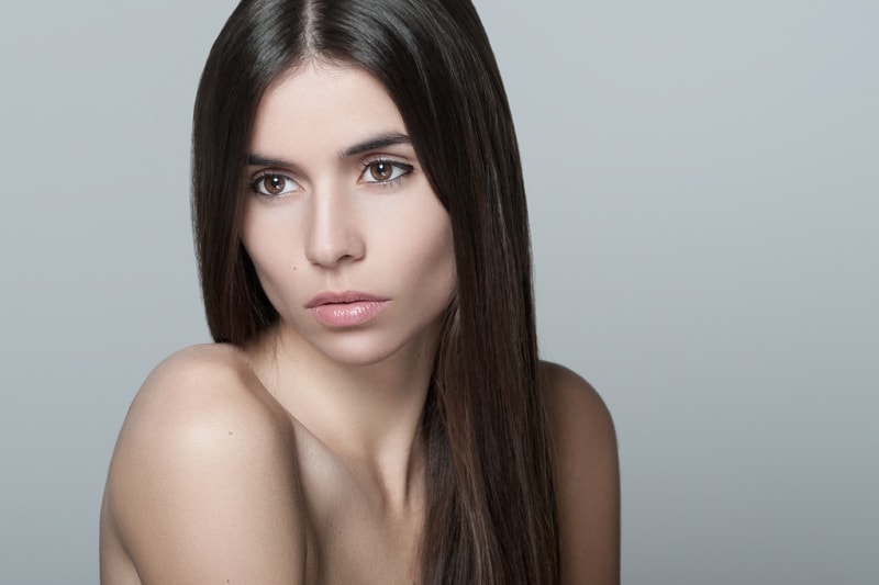 Девушка грустит