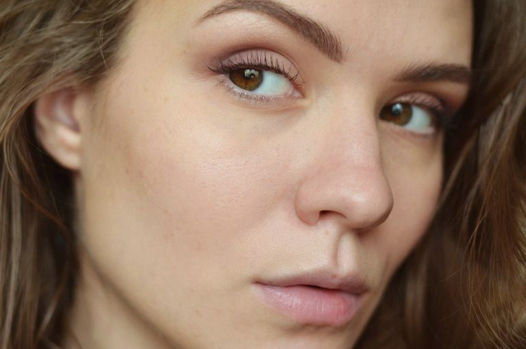 Задумчивая девушка