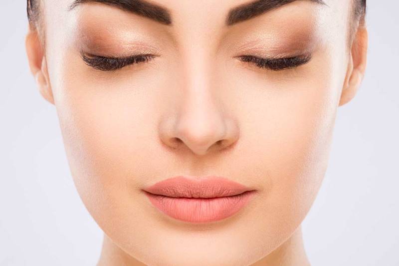 Девушка с закрытыми глазами