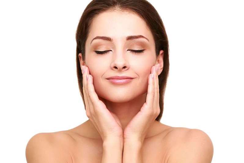 Закрытые глаза у девушки