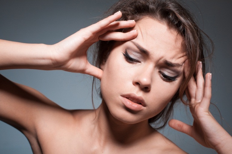 Девушка держится за голову