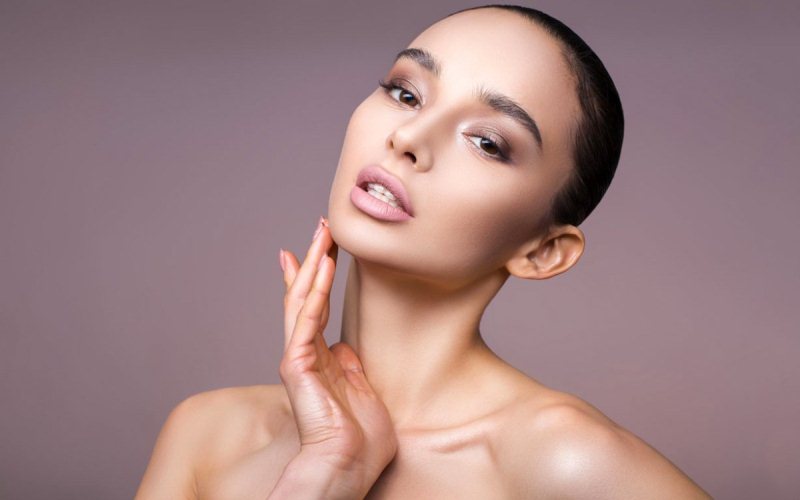 девушка держит руку возле лица