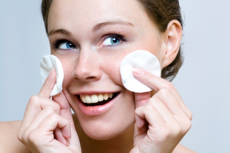 Девушка очищает лицо
